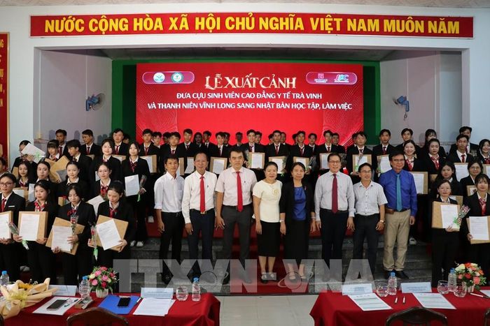 Trao giấy trúng tuyến và quà cho học viên tại buổi lễ. Ảnh: Thanh Hòa- TTXVN