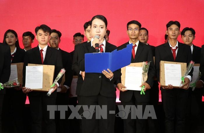 Em Kim Thị Xuân Đào, phường Nguyệt Hóa, cựu sinh viên Trường Cao đẳng Y tế Trà Vinh phát biểu cảm nghĩ sau khi nhận giấy trúng tuyến. Ảnh: Thanh Hòa- TTXVN
