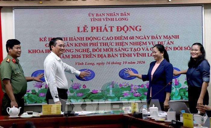 Đại biểu thực hiện nghi thức phát động kế hoạch hành động. Ảnh: Lê Thúy Hằng – TTXVN