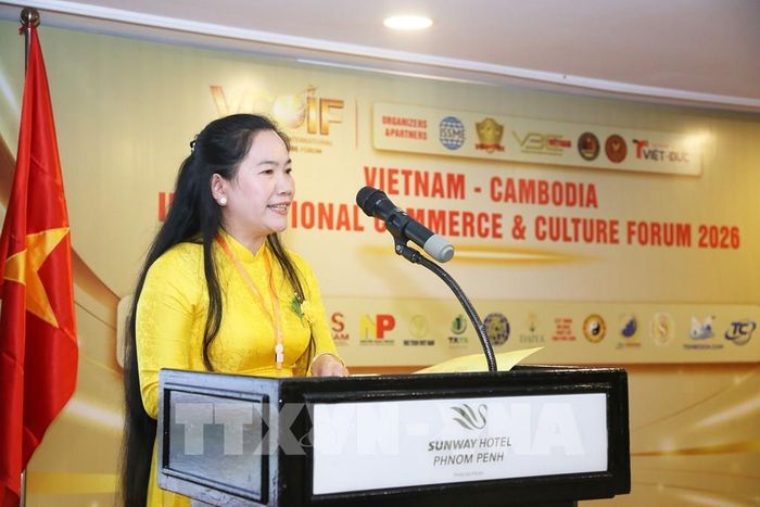 Bà Nguyễn Thị Diễm Hương, Phó Chủ tịch Hội đồng Đào tạo, Viện Khoa học Công nghệ và Phát triển Doanh nghiệp phát biểu tham luận tại diễn đàn. Ảnh: Minh Hưng - PV TTXVN tại Campuchia