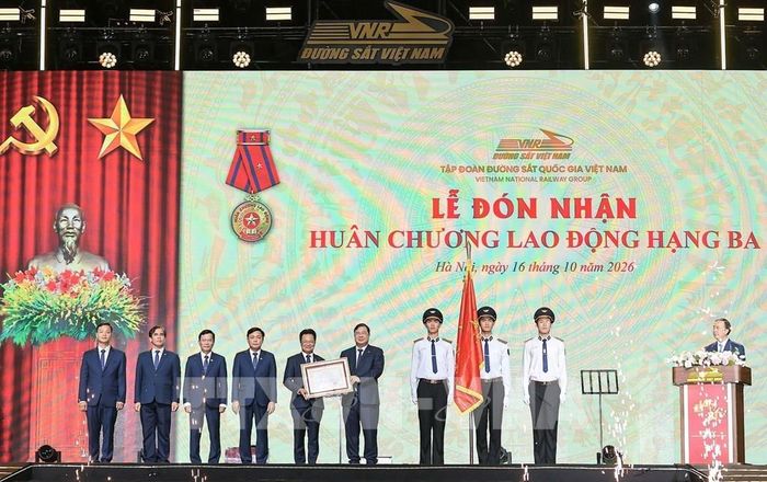 Đồng chí Phạm Gia Túc, Ủy viên Bộ Chính trị, Phó Thủ tướng Thường trực Chính phủ trao Huân chương Lao động hạng Ba của ông Đặng Sỹ Mạnh, Bí thư Đảng ủy, Chủ tịch Hội đồng thành viên Tập đoàn Đường sắt Quốc gia Việt Nam (VNR) phát biểu. Ảnh: Lê Đông - TTXVN 