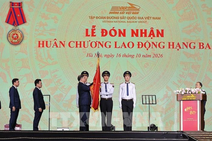 Đồng chí Phạm Gia Túc, Ủy viên Bộ Chính trị, Phó Thủ tướng Thường trực Chính phủ trao Huân chương Lao động hạng Ba cho Tập đoàn Đường sắt Quốc gia Việt Nam (VNR). Ảnh: Lê Đông - TTXVN 