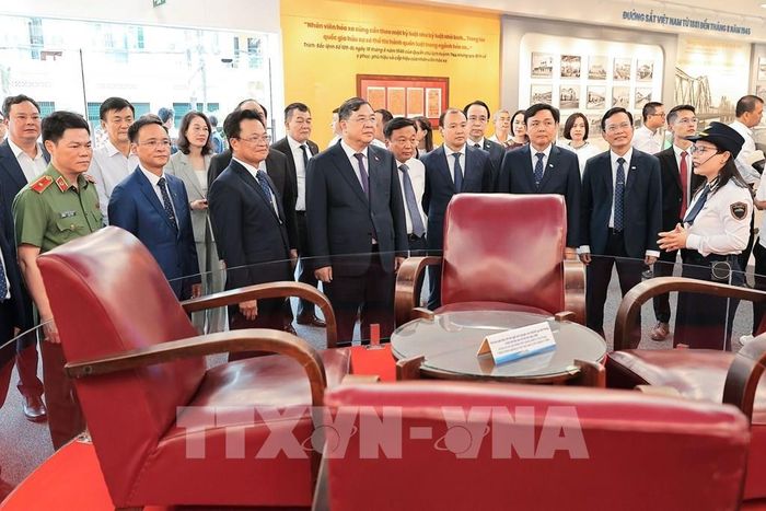 Khu truyền thống đường sắt Việt Nam được phục dựng trong khuôn viên sự kiên. Ảnh: Lê Đông - TTXVN