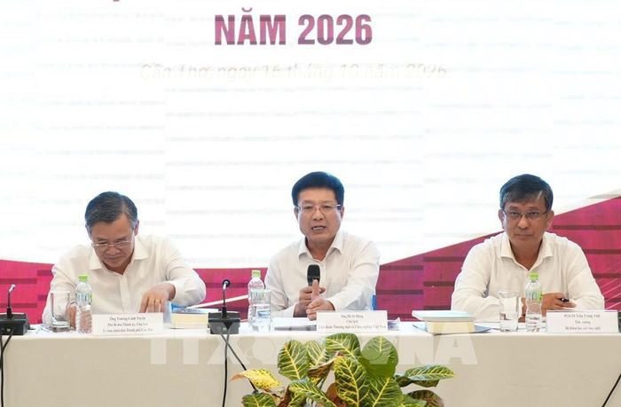 Chủ tịch Liên đoàn Thương mại và Công nghiệp Việt Nam (VCCI) Hồ Sỹ Hùng (giữa) phát biểu tại hội nghị. Ảnh: Thanh Liêm - TTXVN