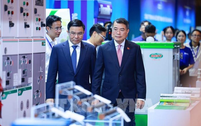 Thủ tướng Lê Minh Hưng tham quan các gian hàng trưng bày sản phẩm đạt Thương hiệu quốc gia. Ảnh: Dương Giang – TTXVN