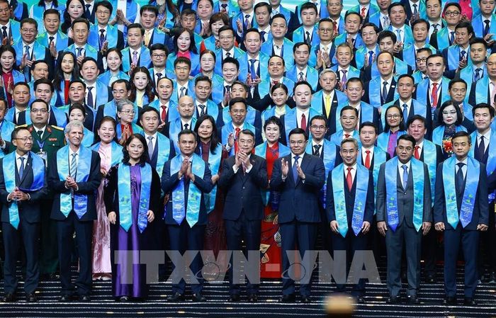 Thủ tướng Lê Minh Hưng với các doanh nghiệp được vinh danh sản phẩm đạt Thương hiệu quốc gia Việt Nam lần thứ 10 - năm 2026. Ảnh: Dương Giang – TTXVN
