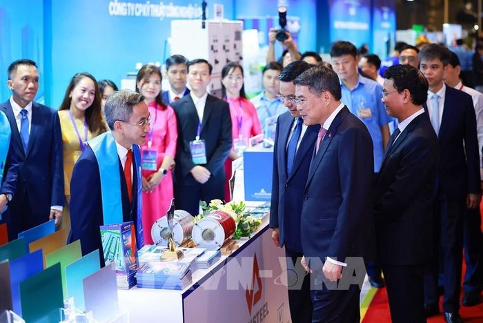 Thủ tướng Lê Minh Hưng tham quan các gian hàng trưng bày sản phẩm đạt Thương hiệu quốc gia. Ảnh: Dương Giang – TTXVN