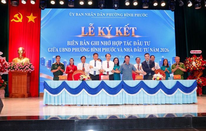 Các đại biểu chúc mừng lễ ký kết biên bản ghi nhớ hợp tác đầu tư giữa UBND phường Bình Phước và các nhà đầu tư năm 2026. Ảnh: Đậu Tất Thành - TTXVN