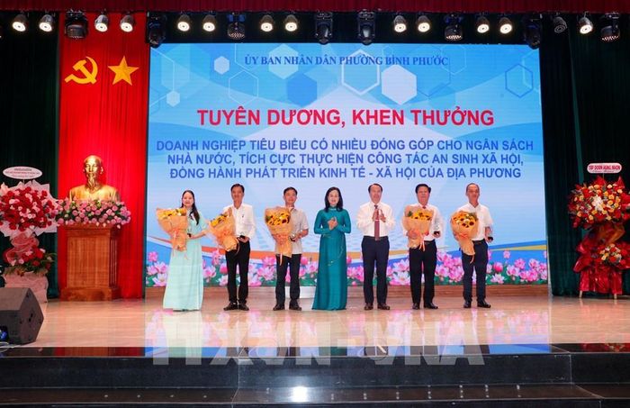 Các doanh nghiệp, doanh nhân tiêu biểu được tuyên dương, khen thưởng vì có nhiều đóng góp cho ngân sách nhà nước, tích cực thực hiện công tác an sinh xã hội và đồng hành phát triển kinh tế - xã hội của địa phương. Ảnh: Đậu Tất Thành - TTXVN