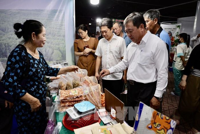 Lãnh đạo tỉnh An Giang tham quan các gian hàng trưng bày tại hội chợ. Ảnh: Thanh Sang - TTXVN