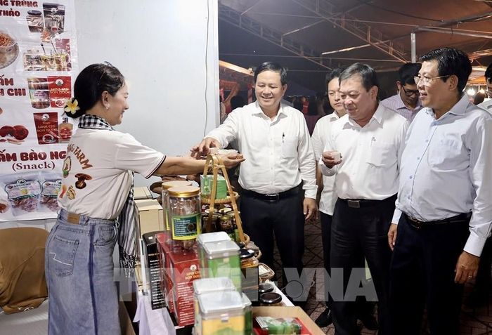 Lãnh đạo tỉnh An Giang tham quan các gian hàng trưng bày tại hội chợ. Ảnh: Thanh Sang - TTXVN