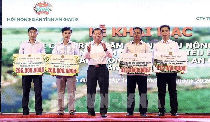 Lãnh đạo Hội Nông dân tỉnh An Giang trao hỗ trợ các xã phát triển mô hình sản xuất lúa theo hướng hữu cơ. Ảnh: Thanh Sang - TTXVN