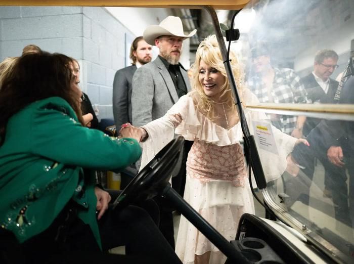 Bryan Seaver khẳng định Dolly Parton biết việc mình đang gây sức ép với đơn vị vận hành khách sạn và khu giải trí Dollywood.