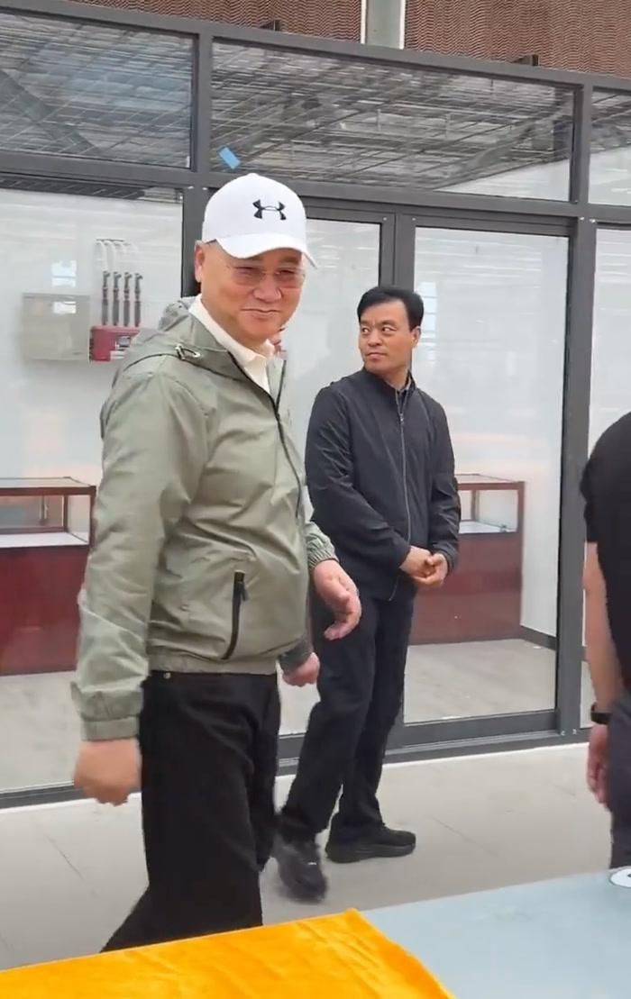Trì Trọng Thụy gây chú ý khi bàn tay trái dường như ít cử động.