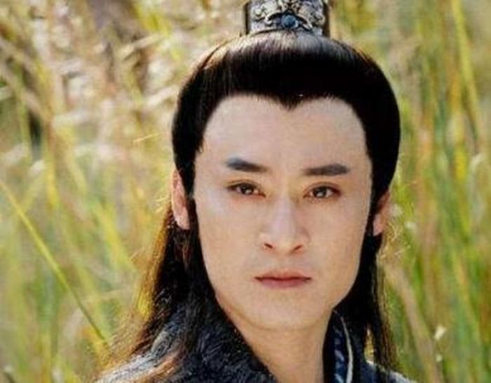 Mộ Dung Phục kế thừa danh tiếng của gia tộc với Đẩu Chuyển Tinh Di, tuyệt kỹ nổi bật nhờ khả năng mượn lực đối thủ để phản kích.
