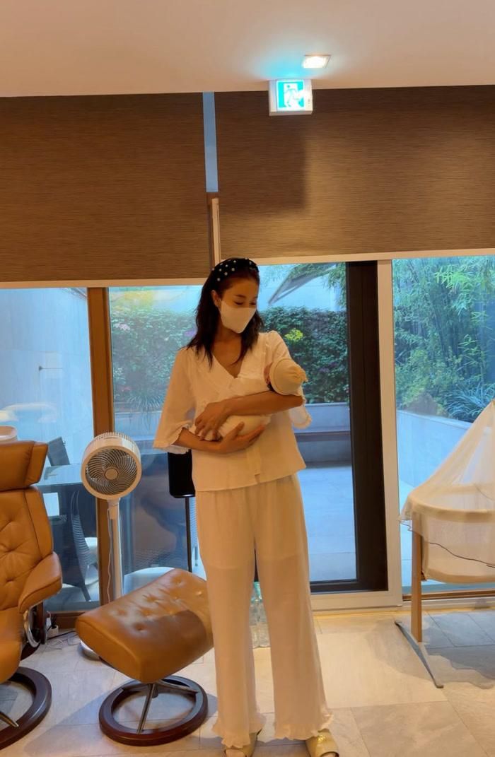 Cô cũng hài hước cho biết sẽ cố gắng trở thành một người mẹ mạnh mẽ trong mắt khán giả.