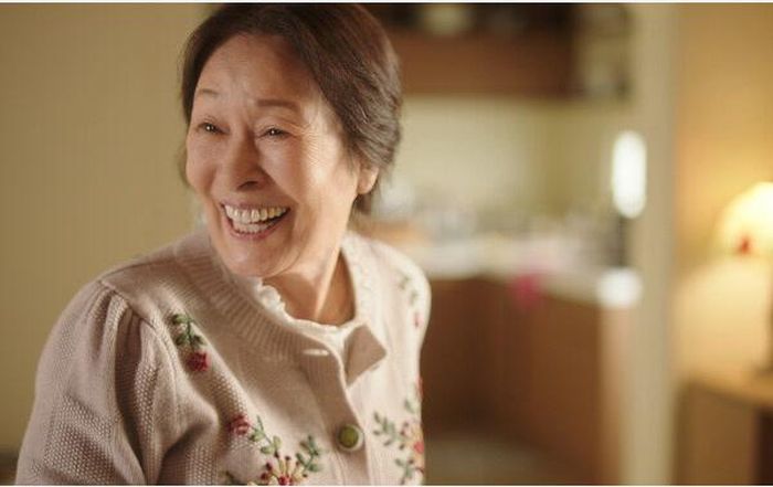 Ở tuổi 85, Kim Hye Ja hủy buổi giao lưu phim, hình ảnh được dìu đỡ và ho khiến người hâm mộ lo lắng.