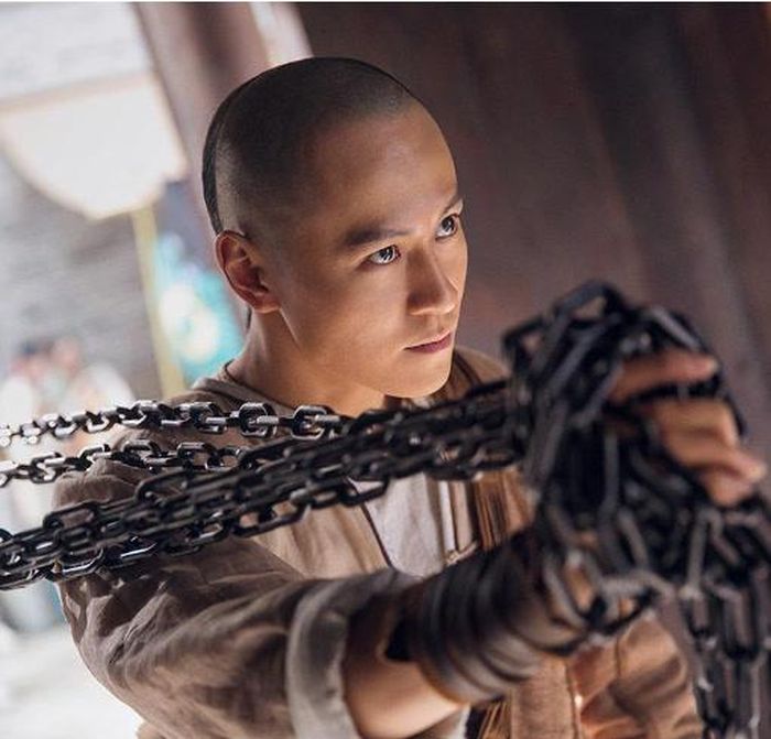 Hồ Phỉ là nhân vật trung tâm của Phi hồ ngoại truyện và giữ vai trò quan trọng trong thế giới Tuyết sơn phi hồ. Anh là con trai của Hồ Nhất Đao, cao thủ từng vướng vào mối ân oán với các thế lực võ lâm. Lớn lên trong hoàn cảnh mất cha từ sớm, Hồ Phỉ bước chân vào giang hồ để tìm hiểu sự thật về cái chết của gia đình. Anh được rèn luyện võ công, trở thành một hiệp khách có bản lĩnh, đồng thời phải đối diện với những mâu thuẫn kéo dài qua nhiều thế hệ. Hồ Phỉ không chỉ mạnh mẽ mà còn coi trọng lẽ phải. Trong hành trình của mình, anh nhiều lần phải lựa chọn giữa việc trả thù cho người thân và bảo vệ những người vô tội. Chuyện tình với Viên Tử Y và sau đó là Miêu Nhược Lan mang đến những sắc thái khác nhau cho nhân vật. Tình cảm của Hồ Phỉ không đơn giản là hành trình tìm kiếm hạnh phúc, mà luôn bị chi phối bởi trách nhiệm, thân thế và những món nợ ân oán. Điểm đặc biệt của Hồ Phỉ nằm ở hình tượng hiệp khách trưởng thành qua mất mát. Anh không chỉ chiến đấu để trở thành cao thủ, mà còn phải tìm lời giải cho câu hỏi liệu lòng trung nghĩa có thể giúp con người thoát khỏi vòng xoáy thù hận hay không.