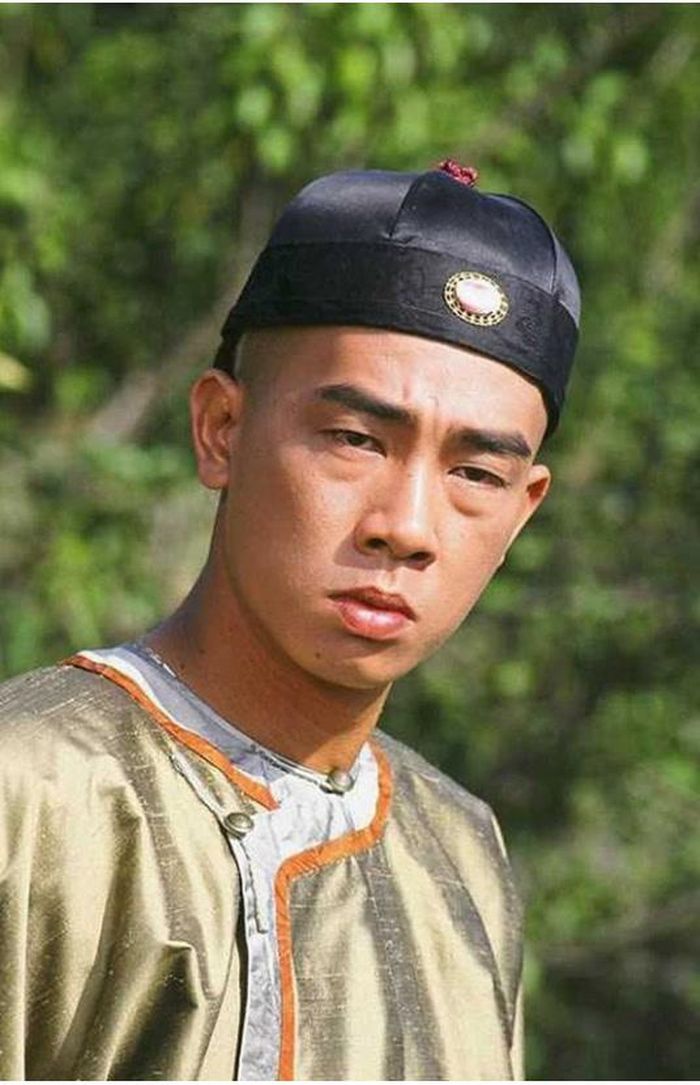Vi Tiểu Bảo là trường hợp đặc biệt trong thế giới nam chính Kim Dung. Xuất thân từ Lệ Xuân Viện ở Dương Châu, anh không có nền tảng học vấn tốt, càng không sở hữu võ công thuộc hàng cao thủ. Thế nhưng, nhờ sự lanh lợi, khả năng nói chuyện khéo léo và óc ứng biến, Vi Tiểu Bảo liên tục thoát khỏi những tình huống nguy hiểm. Anh kết giao với vua Khang Hy, bước vào chốn quan trường, đồng thời vướng vào những cuộc đấu đá giữa triều đình và các thế lực giang hồ. Trong khi những nam chính khác thường phải luyện võ hàng chục năm để thành danh, Vi Tiểu Bảo lại dựa vào may mắn, quan hệ và khả năng nắm bắt tâm lý người khác. Anh không phải hình mẫu đại hiệp chính trực, đôi khi ích kỷ, tham tiền và thích hưởng thụ. Chuyện tình cảm của Vi Tiểu Bảo cũng khác biệt khi anh có nhiều người vợ, thay vì theo đuổi một mối tình duy nhất. Chính điều này tạo nên màu sắc hài hước, có phần trào lộng cho tác phẩm. Vi Tiểu Bảo chứng minh rằng Kim Dung không chỉ xây dựng những anh hùng võ công cái thế. Một nhân vật đầy khuyết điểm vẫn có thể tạo nên sức hút riêng nhờ sự sống động và khả năng phản ánh những mặt thực tế của con người.