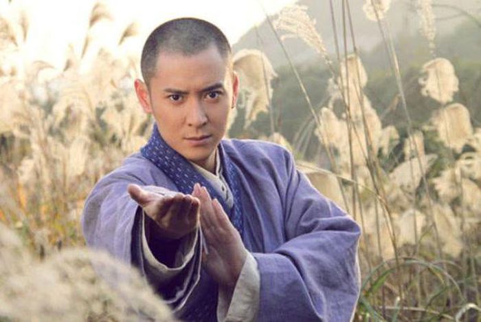 Hư Trúc xuất thân là một tiểu hòa thượng Thiếu Lâm có diện mạo bình thường, tính tình hiền lành và không có tham vọng nổi danh giang hồ. Tuy nhiên, hàng loạt cơ duyên bất ngờ đã khiến cuộc đời anh thay đổi hoàn toàn. Hư Trúc được truyền nội lực thâm hậu của các cao thủ, tiếp nhận những tuyệt học của phái Tiêu Dao và trở thành người có võ công đáng gờm. Từ một người ít kinh nghiệm, anh bất ngờ bước vào những cuộc tranh đấu mà bản thân chưa từng mong muốn tham gia. Chuyện tình với công chúa Tây Hạ Lý Thanh Lộ, còn được biết đến với tên Mộng Cô, cũng là bước ngoặt lớn. Cuộc gặp gỡ ban đầu đầy bí ẩn cuối cùng dẫn đến một mối nhân duyên vượt ngoài dự tính của Hư Trúc. Điểm đặc biệt của nhân vật là sự tương phản giữa năng lực võ học và tính cách khiêm nhường. Hư Trúc có thể sở hữu nội lực khiến nhiều người ngưỡng mộ, nhưng anh vẫn giữ nét chất phác, không ham danh lợi hay địa vị.