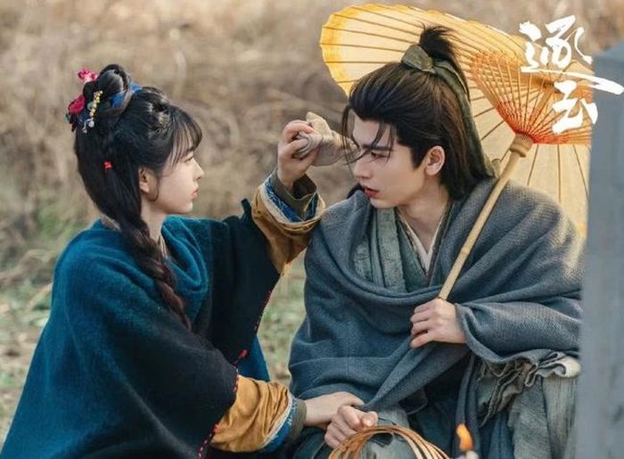 Đáng chú ý, Trục Ngọc hiện xếp thứ 5 trên bảng thịnh hành iQIYI. Bộ phim có sự tham gia của Trương Lăng Hách và Điền Hi Vi, từng thu hút sự quan tâm nhờ mô-típ cưới trước yêu sau cùng câu chuyện tình cảm đan xen chiến tranh, thù hận. Trong phim, Điền Hi Vi vào vai Phàn Trường Ngọc, cô gái bán thịt mạnh mẽ, quyết tâm tự lập sau khi mất cha mẹ. Cô gặp Tạ Chinh, vị hầu gia che giấu thân phận, rồi bước vào cuộc hôn nhân giả với những mục đích riêng. Qua các biến cố, hai người dần nảy sinh tình cảm thật và cùng đối diện những bí mật trong quá khứ.