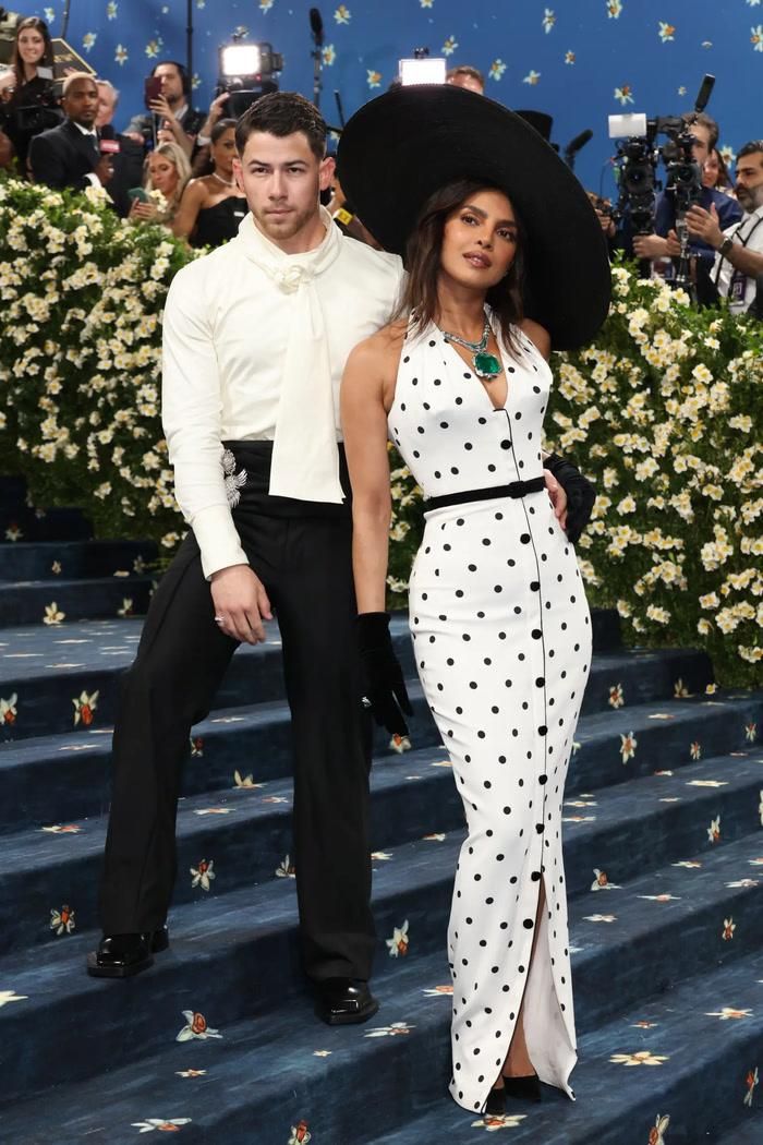 Về phía Nick Jonas, nam ca sĩ kết hôn với nữ diễn viên Priyanka Chopra vào tháng 12/2018. 