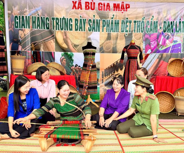 Thượng tá Nông Thị Minh Huệ thường xuyên gần gũi, chia sẻ với phụ nữ cơ sở.