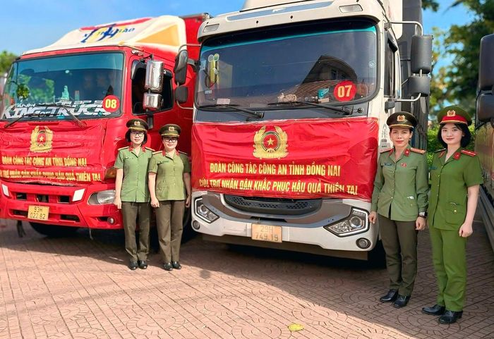 Thượng tá Nông Thị Minh Huệ (thứ 2 từ phải qua) trong chuyến đi tiếp sức cho vùng lũ.