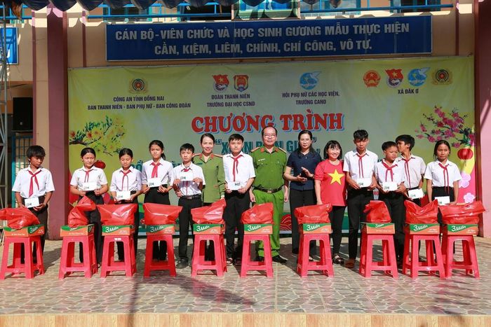Thượng tá Nông Thị Minh Huệ cùng đại biểu tặng quà cho trẻ em có hoàn cảnh khó khăn.