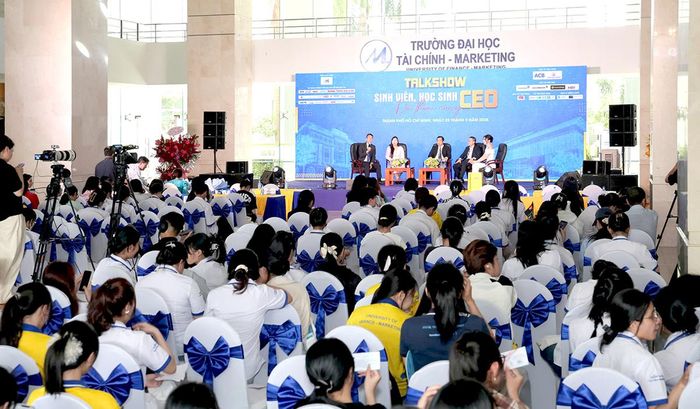 Tham khảo ý kiến từ các diễn đàn và người đi trước giúp ứng viên trẻ có góc nhìn chân thực nhất về môi trường làm việc