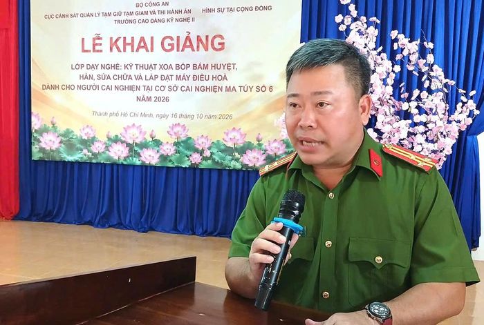 Thượng tá Nguyễn Tiến Nam, Phó Trưởng phòng PC04 - Công an TPHCM, phát biểu tại lễ khai giảng