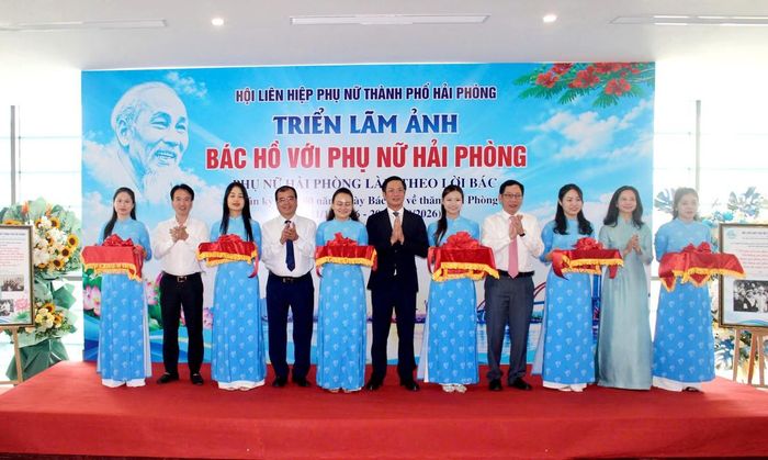 Ông Phạm Văn Lập, Phó Bí thư Thành ủy, Chủ tịch Ủy ban Mặt trận Tổ quốc Việt Nam thành phố Hải Phòng (thứ 6 từ phải qua), cùng đại diện lãnh đạo thành phố và Hội LHPN thành phố đã thực hiện nghi thức cắt băng khai mạc triển lãm