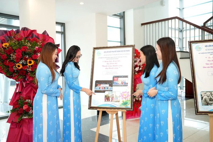 Triển lãm là dịp để cán bộ, hội viên phụ nữ Hải Phòng ôn lại dấu mốc Chủ tịch Hồ Chí Minh lần đầu tiên về thăm thành phố
