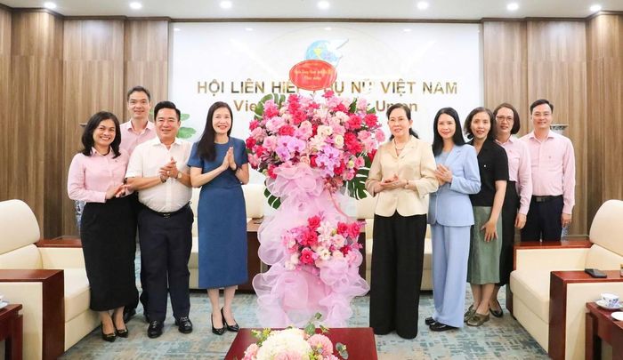 Lãnh đạo NHCSXH tặng hoa chúc mừng lãnh đạo Hội LHPN Việt Nam