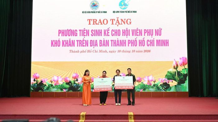 Trao tặng phương tiện sinh kế cho hội viên phụ nữ có hoàn cảnh khó khăn trong chuỗi hoạt động Liên hoan dân vũ, nhảy hiện đại và Hội thao với chủ đề “Phụ nữ lực lượng vũ trang - Khỏe, đẹp, năng động, đoàn kết”.