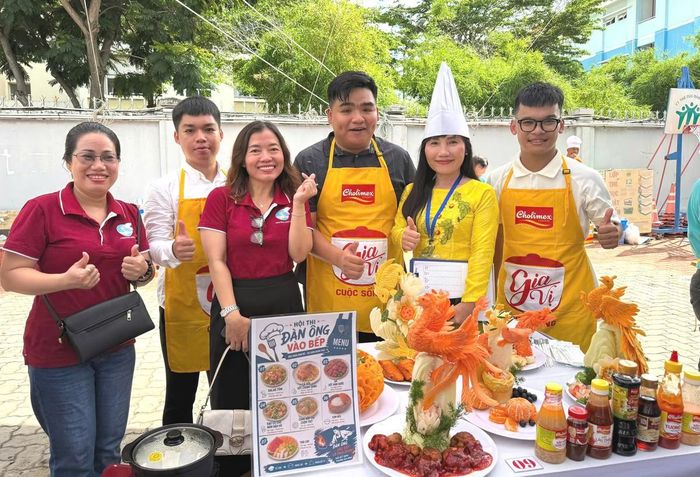 Chị Trịnh Thị Thanh (thứ 2, từ phải sang) tham gia cùng hoạt động Hội tại cơ sở. 