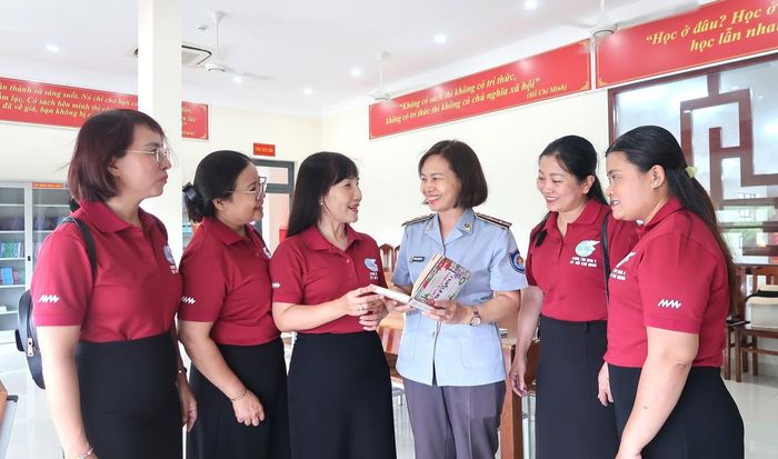 Cùng cán bộ Hội Cụm thi đua số 5 thuộc Hội LHPN TPHCM đến thăm cán bộ, nhân viên Chi đội Kiểm ngư số 2