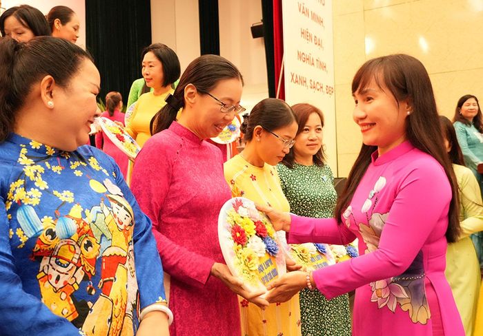 Chị Trịnh Thị Thanh trao quà cho cán bộ Hội. 