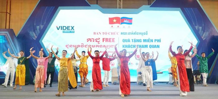 Đoàn văn công Quân khu 9 trình diễn văn nghệ giao lưu các điệu múa truyền thống hai nước.