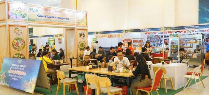 Khu vực giao lưu ẩm thực Việt Nam – Campuchia thu hút rất đông người dân tham quan trải nghiệm.