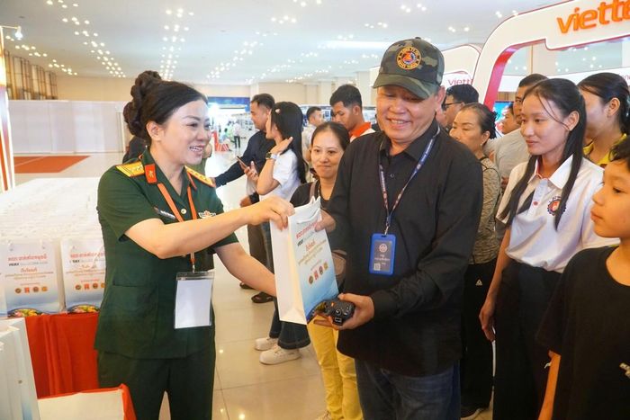 Niềm vui khi người dân được nhận quà của Ban tổ chức tại hội chợ.
