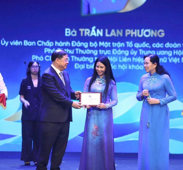 Ủy viên Bộ Chính trị, Phó Thủ tướng Thường trực Chính phủ Phạm Gia Túc và bà Lê Thị Thủy, Ủy viên Trung ương Đảng, Phó Chủ tịch Ủy ban Trung ương MTTQ Việt Nam, Chủ tịch Hội LHPN Việt Nam, trao Giải thưởng Nguyễn Thị Định cho Phó Chủ tịch Thường trực Hội LHPN Việt Nam Trần Lan Phương