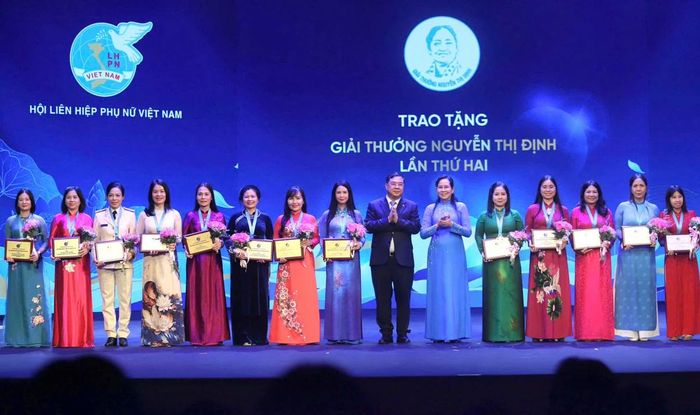 Ủy viên Bộ Chính trị, Phó Thủ tướng Thường trực Chính phủ Phạm Gia Túc và bà Lê Thị Thủy, Ủy viên Trung ương Đảng, Phó Chủ tịch Ủy ban Trung ương MTTQ Việt Nam, Chủ tịch Hội LHPN Việt Nam, trao Giải thưởng Nguyễn Thị Định lần thứ Hai cho các cán bộ Hội xuất sắc tiêu biểu