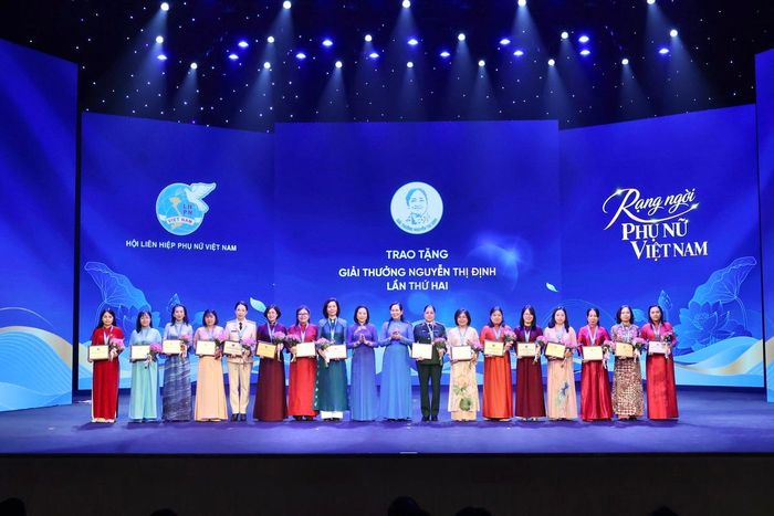 Ủy viên TƯ Đảng, Phó Chủ tịch Quốc hội Nguyễn Thị Thanh và Ủy viên TƯ Đảng, Phó Chủ tịch UBTƯ MTTQ Việt Nam, Chủ tịch Hội LHPN Việt Nam Lê Thị Thủy trao Giải thưởng Nguyễn Thị Định năm 2026 cho các cán bộ Hội xuất sắc