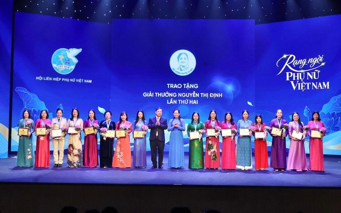 Ủy viên Bộ Chính trị, Phó Thủ tướng Thường trực Chính phủ Phạm Gia Túc và Ủy viên TƯ Đảng, Phó Chủ tịch UBTƯ MTTQ Việt Nam, Chủ tịch Hội LHPN Việt Nam Lê Thị Thủy trao Giải thưởng Nguyễn Thị Định năm 2026 cho các cán bộ Hội xuất sắc