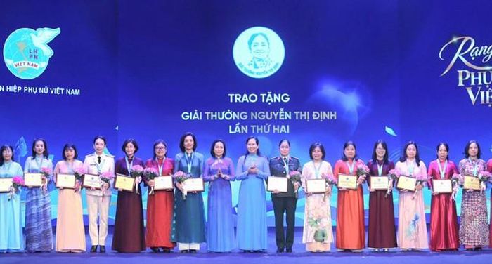 Bà Nguyễn Thị Thanh, Ủy viên TƯ Đảng, Phó Chủ tịch Quốc hội và bà Lê Thị Thủy, Ủy viên TƯ Đảng, Phó Chủ tịch Ủy ban Trung ương MTTQ Việt Nam, Chủ tịch Hội LHPN Việt Nam trao Giải thưởng Nguyễn Thị Định năm 2026 cho Phó Chủ tịch Hội LHPN Việt Nam Nguyễn Thị Minh Hương và các cán bộ Hội xuất sắc tiêu biểu