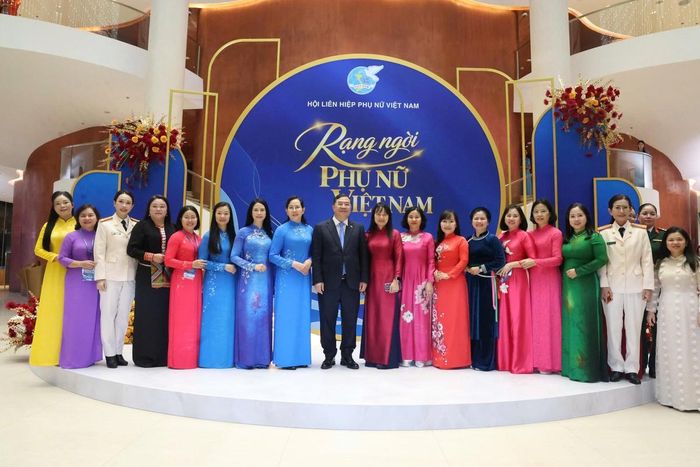 Ủy viên Bộ Chính trị, Phó Thủ tướng Thường trực Chính phủ Phạm Gia Túc, các lãnh đạo Hội LHPN Việt Nam và các đại biểu dự chương trình