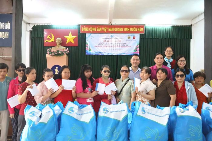Hội LHPN TPHCM trao tặng các phần quà đến hội viên phụ nữ khiếm thị.