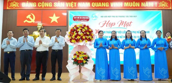 Đảng ủy, HĐND, UBND và Ủy ban MTTQ Việt Nam phường Tân Thới Hiệp tặng hoa chúc mừng Hội LHPN phường.