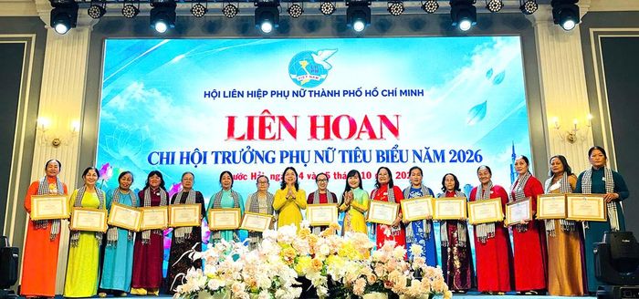 Hội LHPN TPHCM tổ chức Liên hoan Chi hội trưởng phụ nữ tiêu biểu năm 2026 và trao bằng khen cho các chi hội trưởng tiêu biểu.